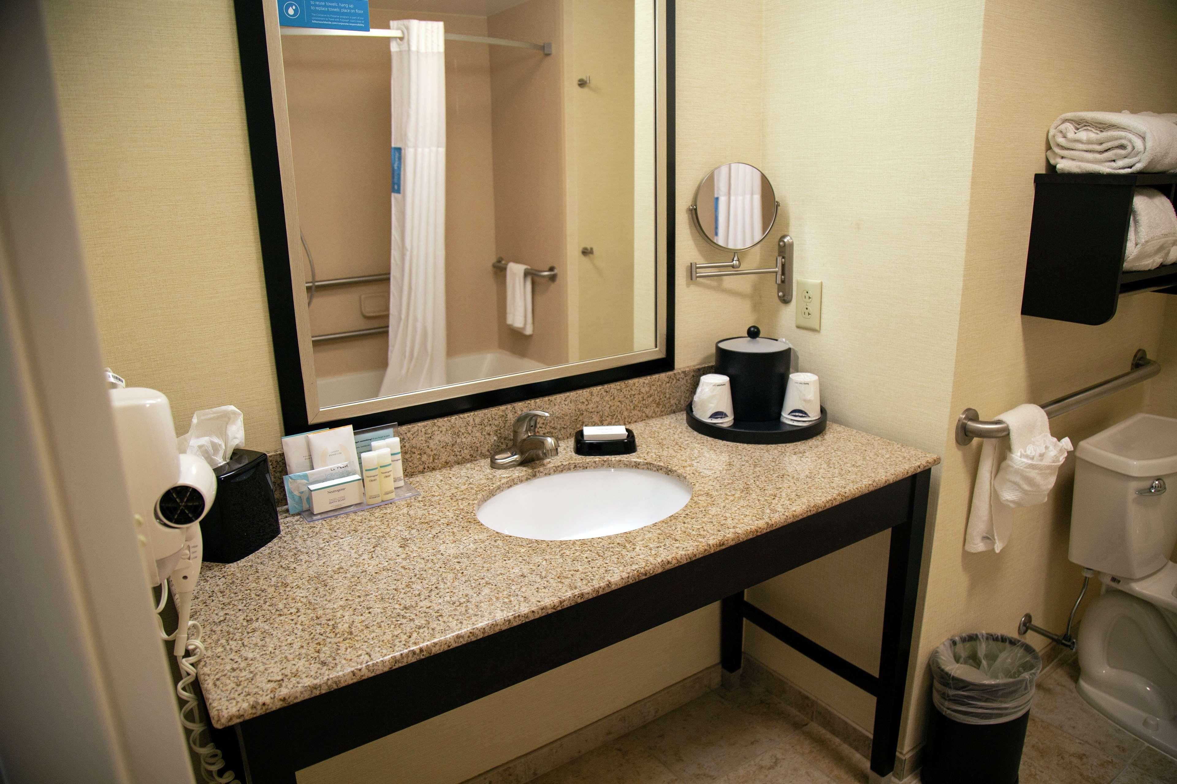 Hampton Inn & Suites Sharon West Middlesex Extérieur photo