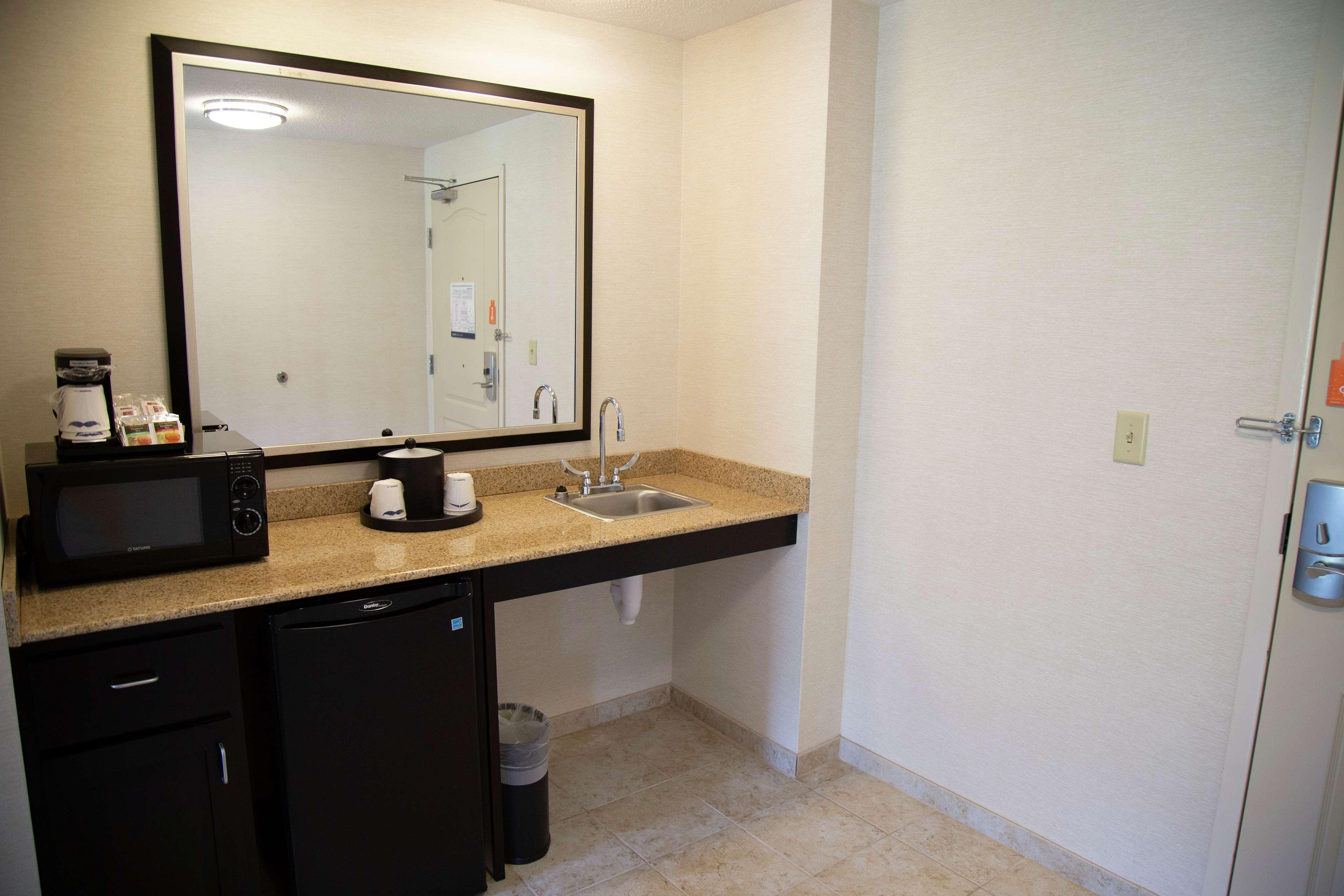 Hampton Inn & Suites Sharon West Middlesex Extérieur photo